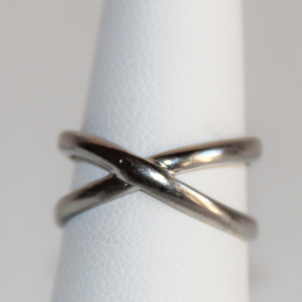 Fashionable Sterling Silver Criss Cross X Ring